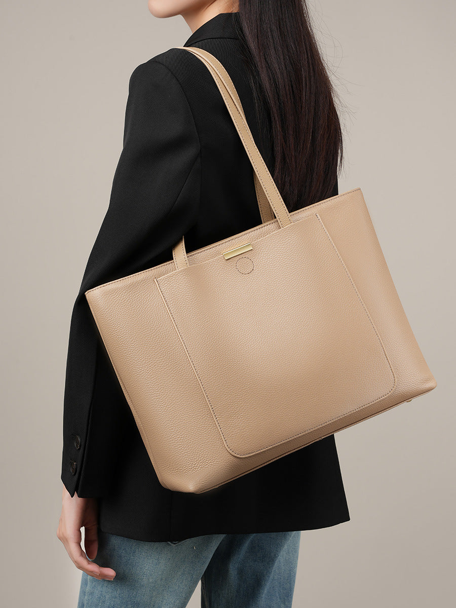 Fashionable and versatile handbag in cowhide