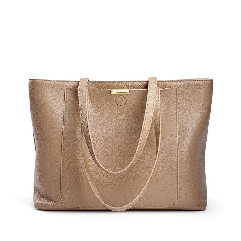 Fashionable and versatile handbag in cowhide